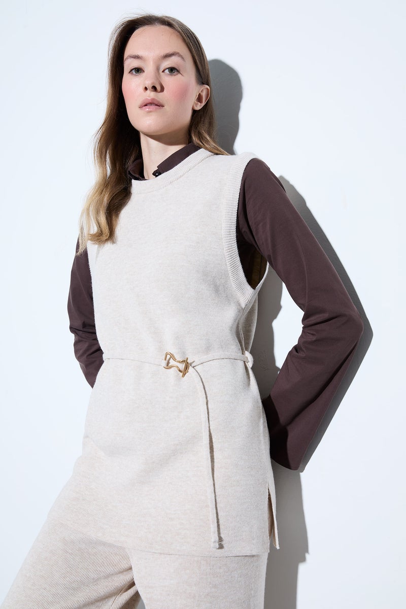 ديفاكتو فيست تريكو برقبة مستديرة مفصل بحزام - Image 1